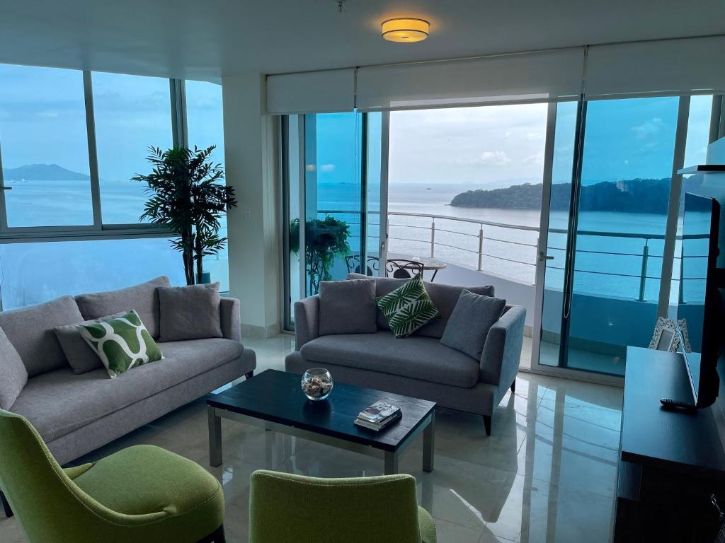Sala de estar con 2 sofás y mesa en 14F Luxury Resort Lifestyle Ocean Views, en Playa Bonita Village