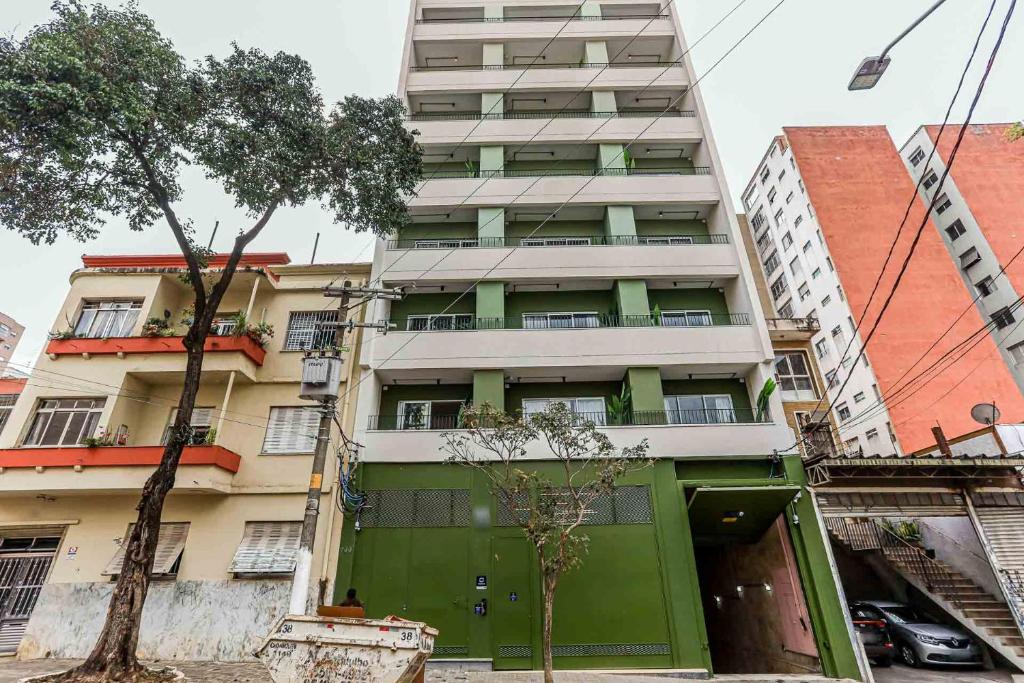 um edifício alto com uma porta verde em frente em 360 RBS Elíseos em São Paulo