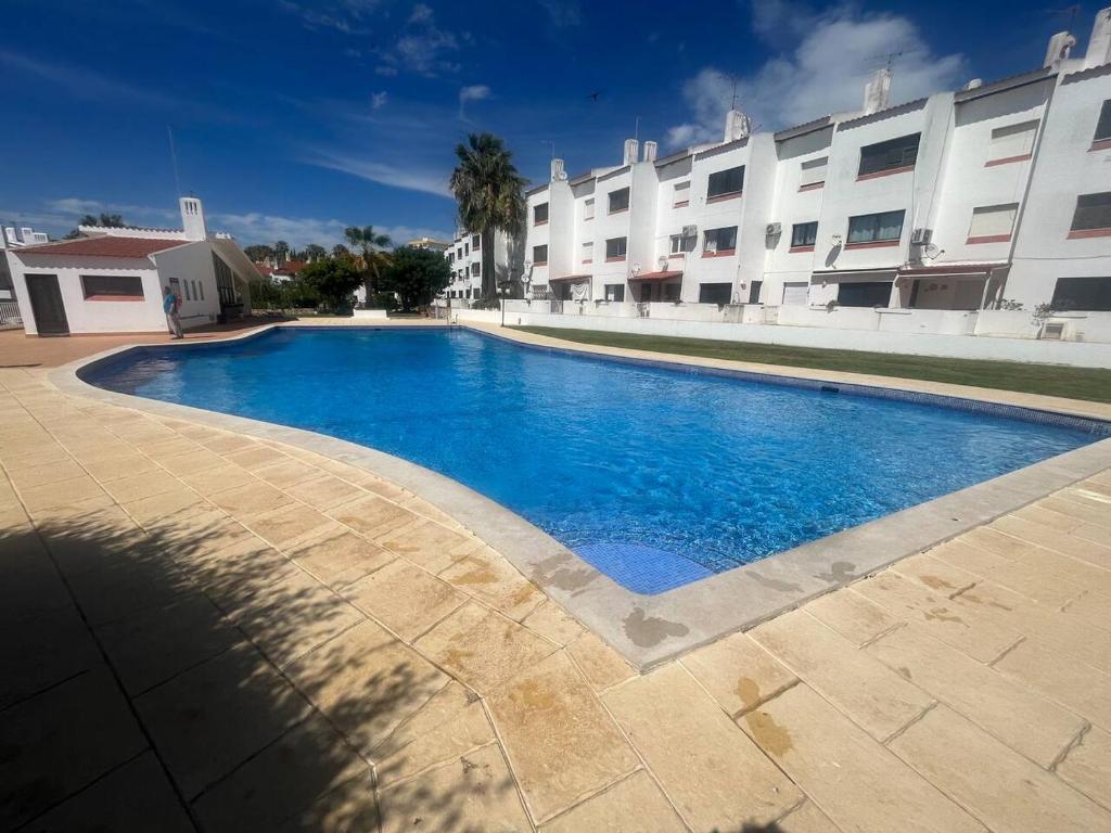 una gran piscina frente a un edificio en Casa Da Maria, en Albufeira