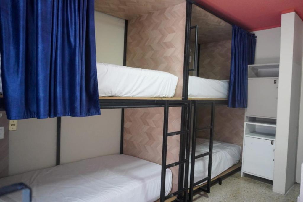 Letto o letti in una camera di HOSTAL CHOCOLATE CALENDA
