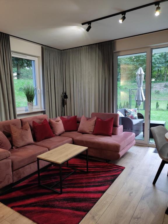 a living room with a couch and a table at Apartament Zamkowe Wzgórze in Lidzbark Warmiński