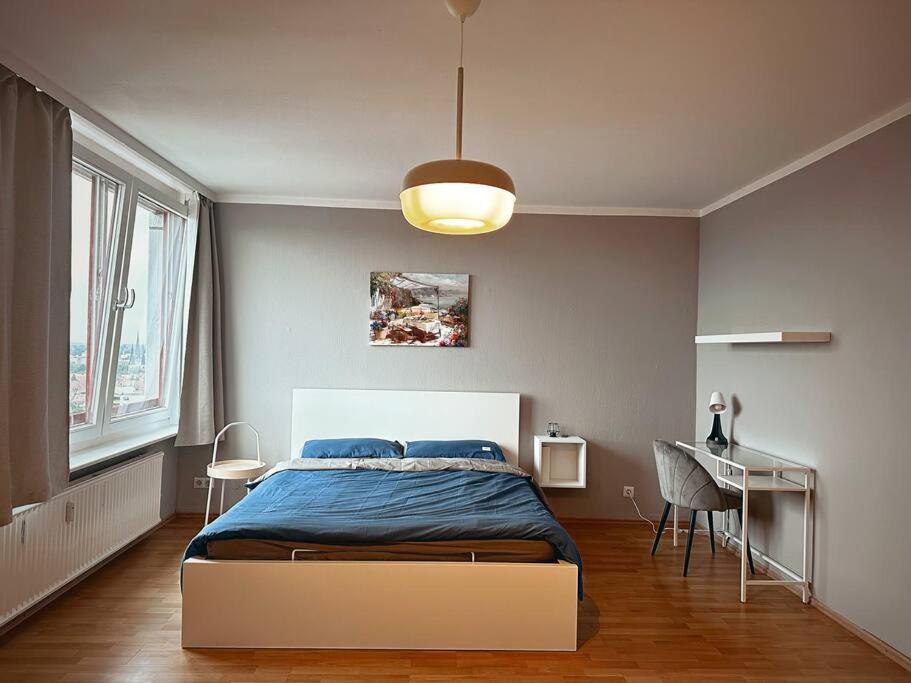 Tempat tidur dalam kamar di Die sonnige Wohnung in Hannover