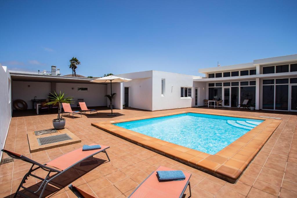 a swimming pool on the roof of a house at Villa Dulce Celestino Lanzarote in Nazaret