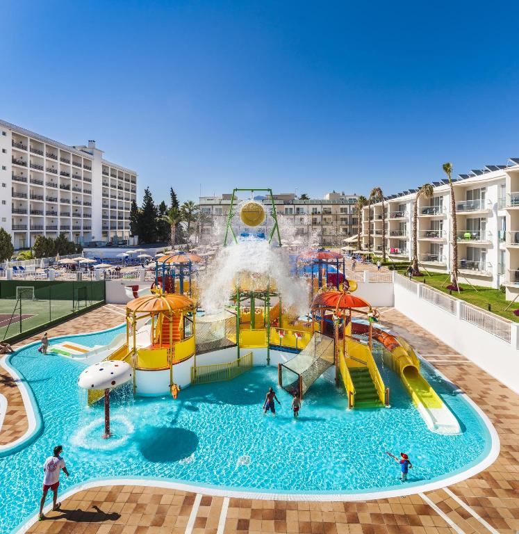 Bazén v ubytování Globales Playa Estepona nebo v jeho okolí