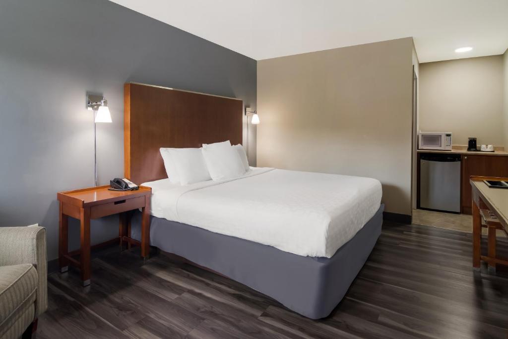 Postel nebo postele na pokoji v ubytování Canadas Best Value Inn & Suites Kamloops