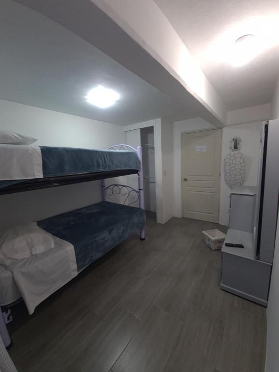 Двухъярусная кровать или двухъярусные кровати в номере (3) Cuarto confortable en la mejor zona de Puebla.