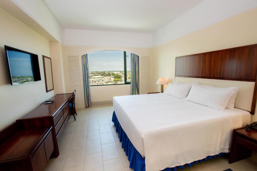 Postel nebo postele na pokoji v ubytování Hotel Colon Salinas