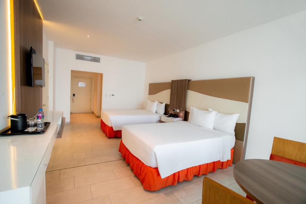 Postel nebo postele na pokoji v ubytování Hotel Colon Salinas
