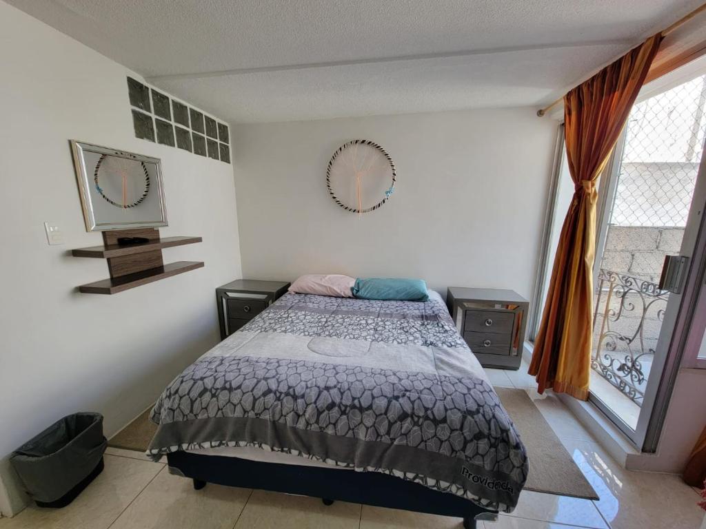 um quarto com uma cama e uma janela em (4) cuarto IDEAL para descansar em Tlazcalancingo