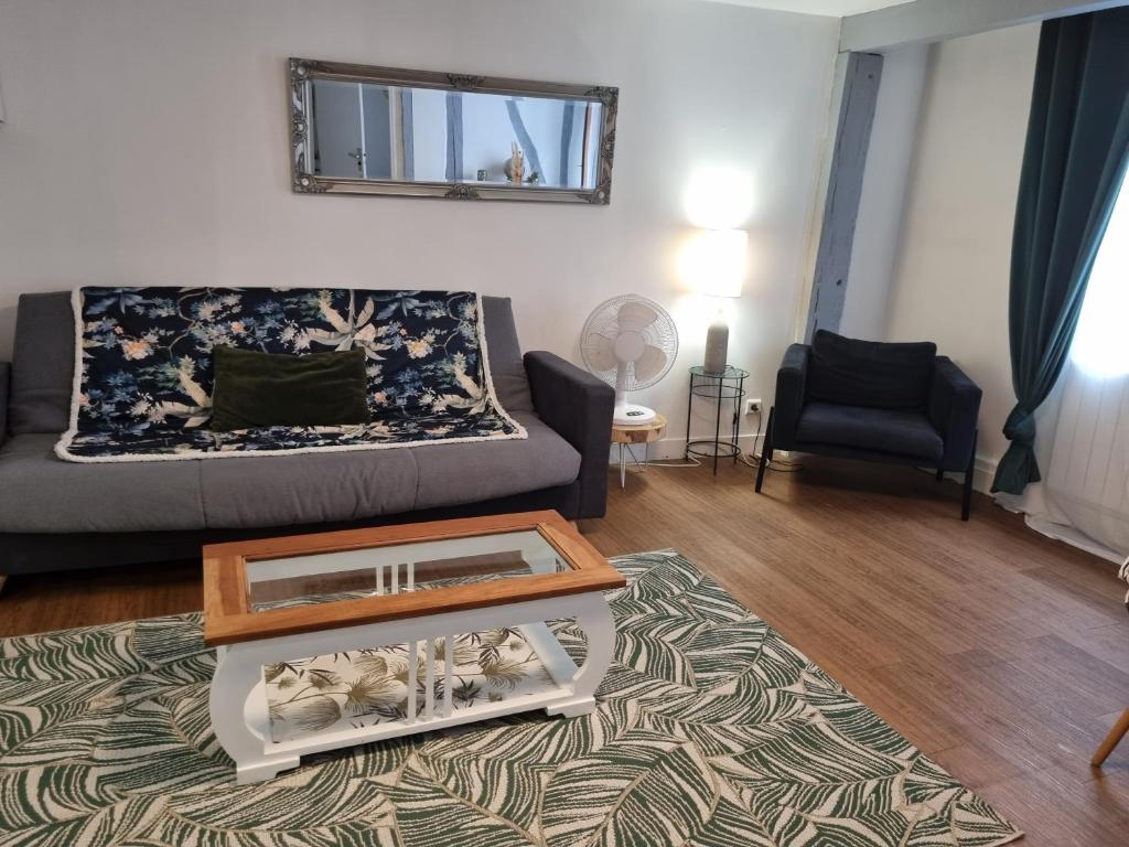un soggiorno con divano e tavolino da caffè di Appartement de la Rose a Rouen
