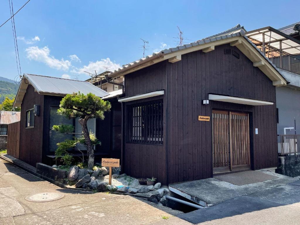 brązowy budynek z znakiem przed nim w obiekcie Asuka no yado - Vacation STAY 14132 w mieście Asuka
