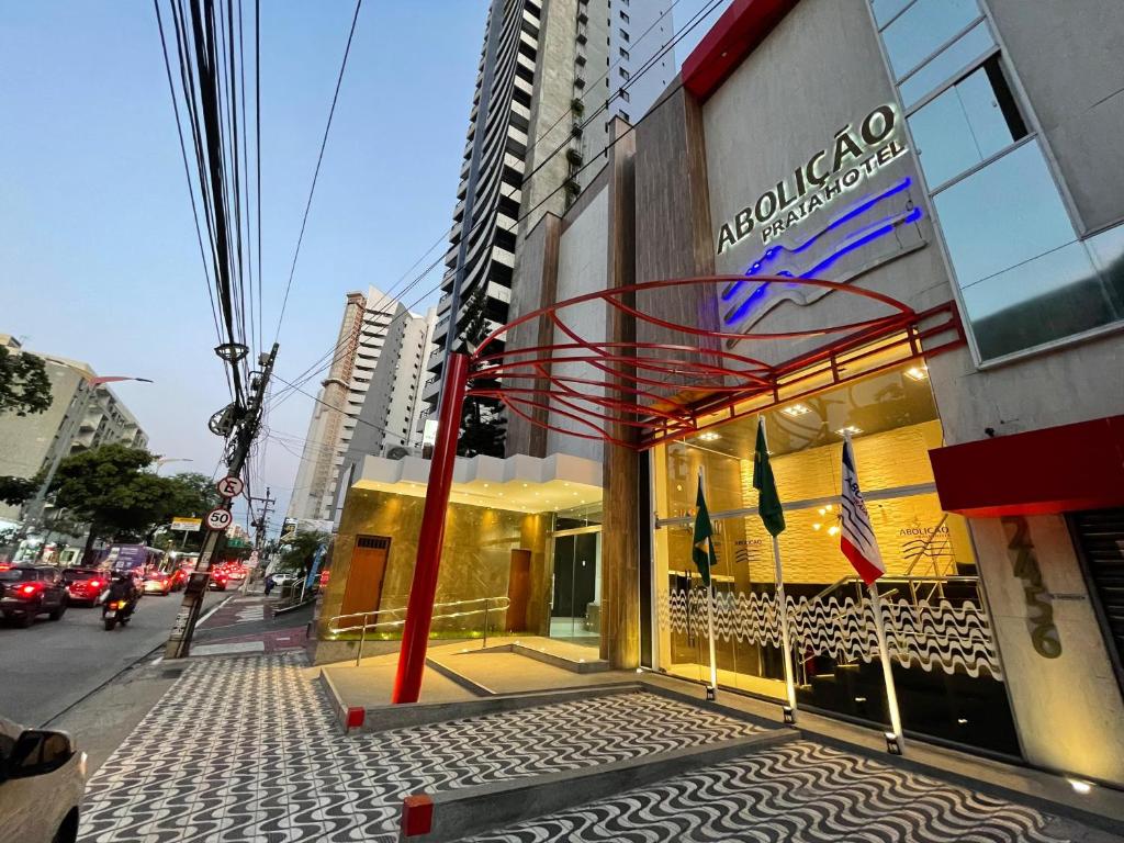 una tienda frente a un edificio en una calle de la ciudad en Abolição Praia Hotel, en Fortaleza