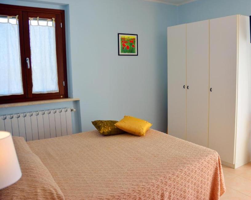 1 dormitorio con 1 cama con 2 almohadas en B&b La Nuova Stella, en Perano