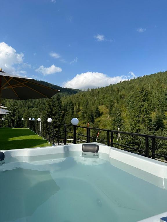 Nespecifikovaný výhled na hory nebo výhled na hory při pohledu z hotelu