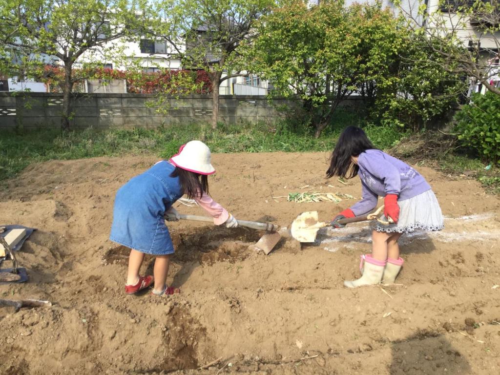 two little girls playing in the sand at Ichihara City - House - Vacation STAY 15269 in Ichihara
