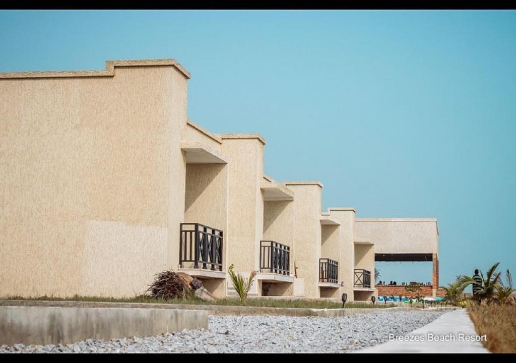- un bâtiment avec des balcons sur le côté dans l'établissement Breezes Beach Resort, 