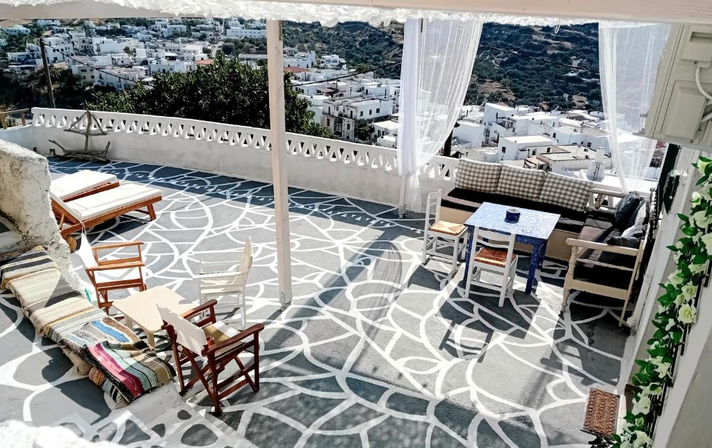 d'un balcon avec vue sur la ville. dans l'établissement Vasiliki Skyros Castle View, à Skiros