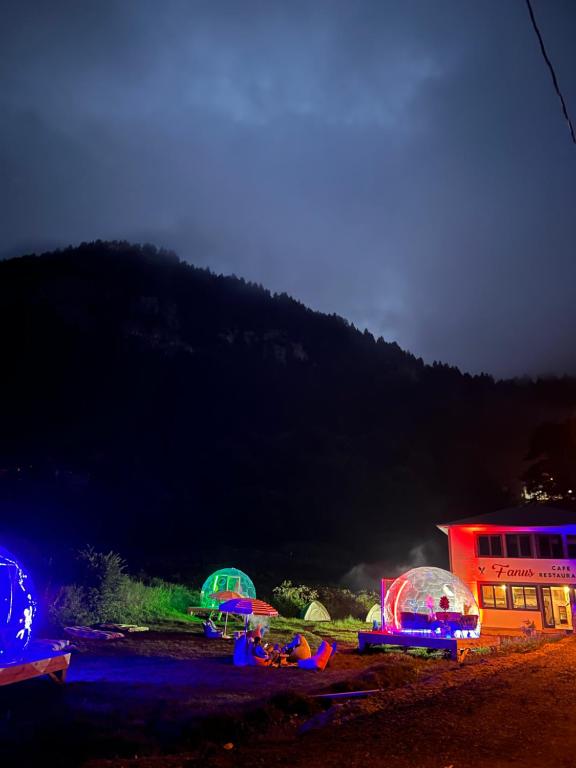 eine Gruppe von Zelten wird nachts beleuchtet in der Unterkunft Fanus Cafe Konaklama & Restorant in Düzköy