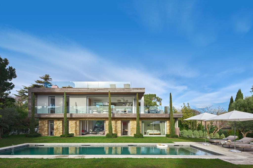 une maison avec une piscine devant dans l'établissement Villa Aquamarine, à Antibes