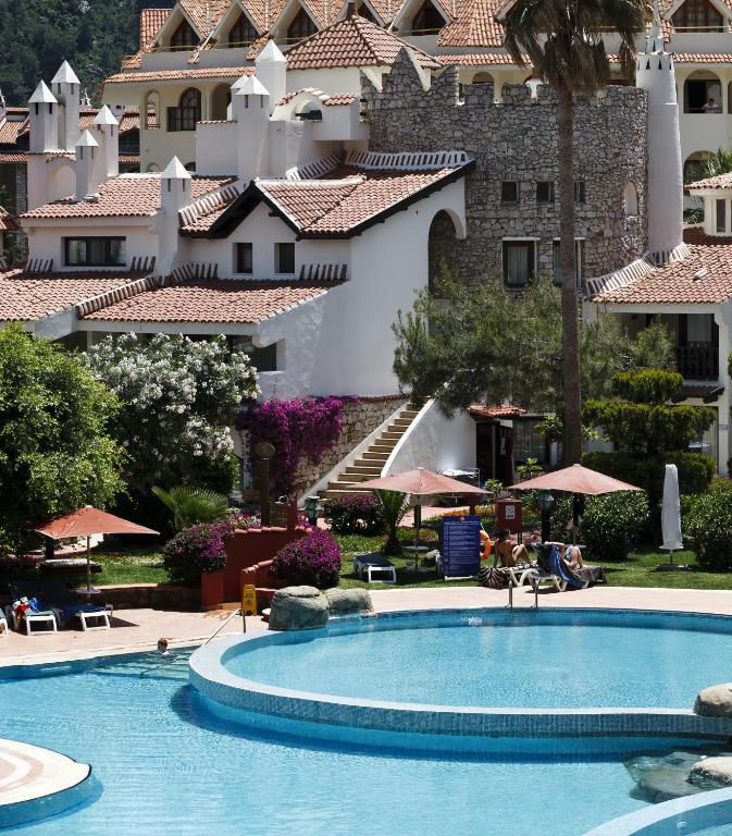 Bazén v ubytování Marti Resort Deluxe Hotel nebo v jeho okolí