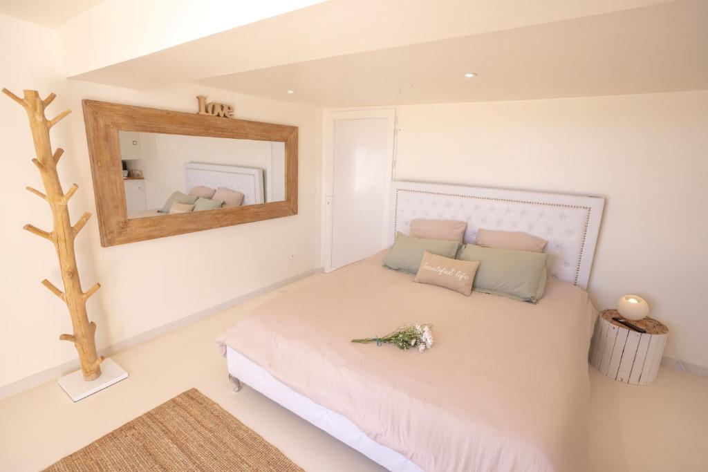 Postel nebo postele na pokoji v ubytování LES SUITES LOVE 3 SPA VUE MER PISCINe