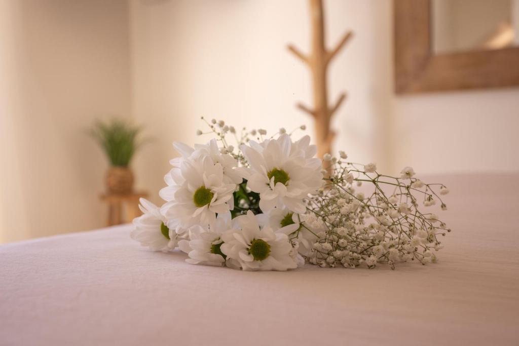 Postel nebo postele na pokoji v ubytování LES SUITES LOVE 3 SPA VUE MER PISCINe