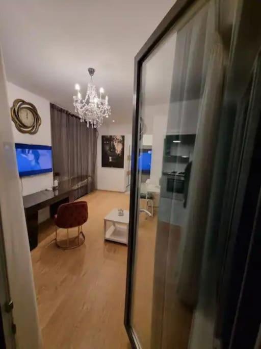 - un salon avec un bureau, une chaise et un miroir dans l'établissement Chic Studio Pallady, à Bucarest