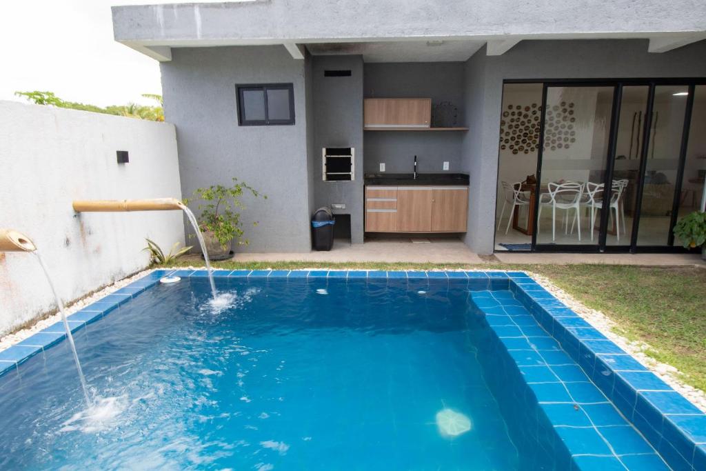 een zwembad voor een huis bij Casa Milagres 03 suítes - 300m da Praia, 6 pessoas in Pôrto de Pedras