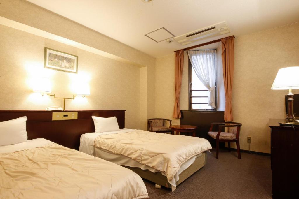 奈良的住宿－Hotel Hanakomichi - Vacation STAY 27580v，酒店客房设有两张床和窗户。