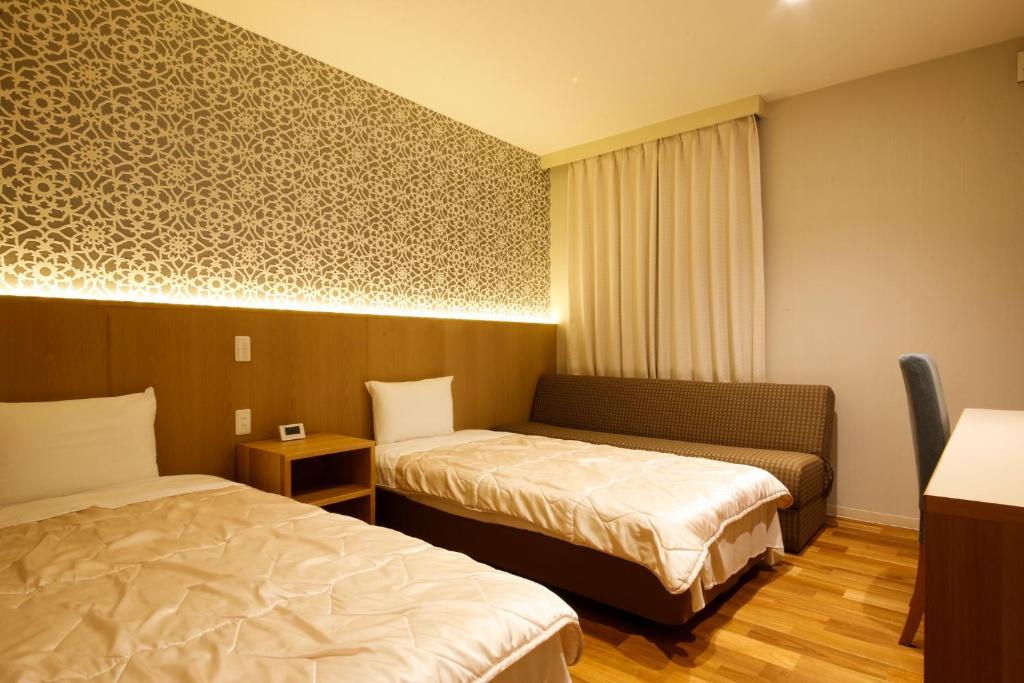 una camera d'albergo con due letti e una finestra di Hotel Hanakomichi - Vacation STAY 27612v a Nara