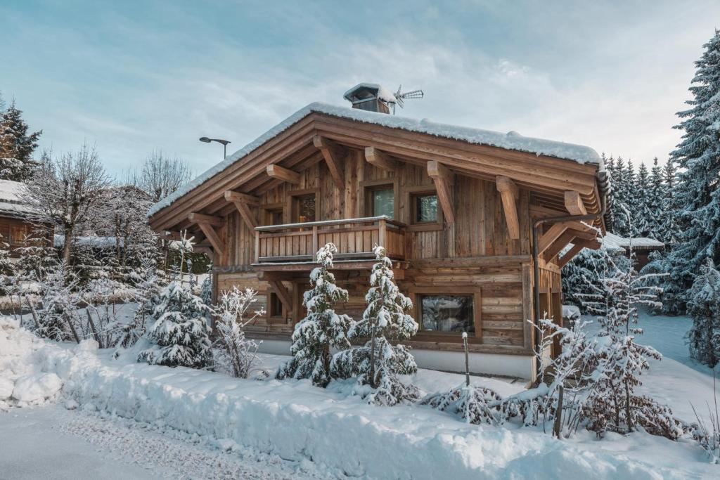 una baita di tronchi nella neve con neve di Pas de l’Ourson - Megève - Chalet with Sauna a Megève