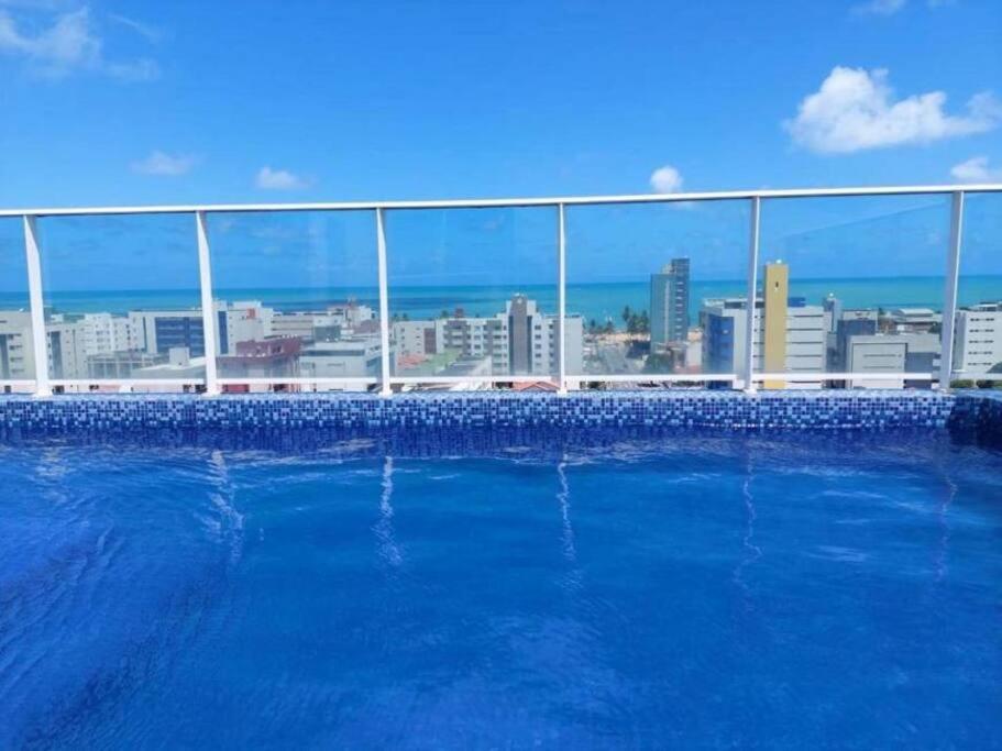 uma grande piscina com vista para a cidade em Apto 200m mar de Cabo Branco em João Pessoa