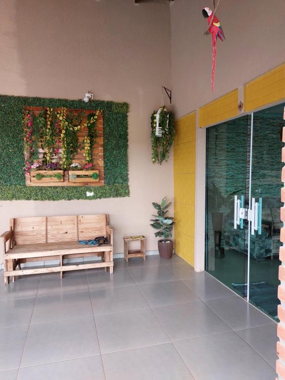 una stanza con panchina e parete con piante di Chácara cantinho que deus nos deu a Mairinque