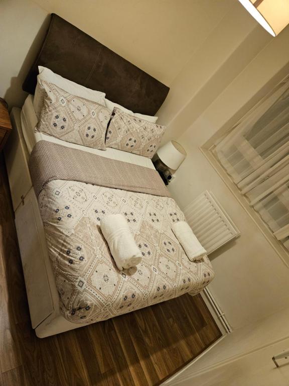 A bed or beds in a room at Flat in Camden Town