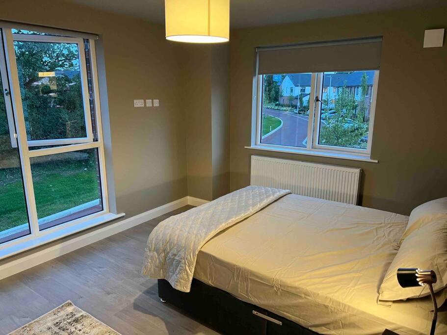 Postel nebo postele na pokoji v ubytování 3 bed rooms Vip family house