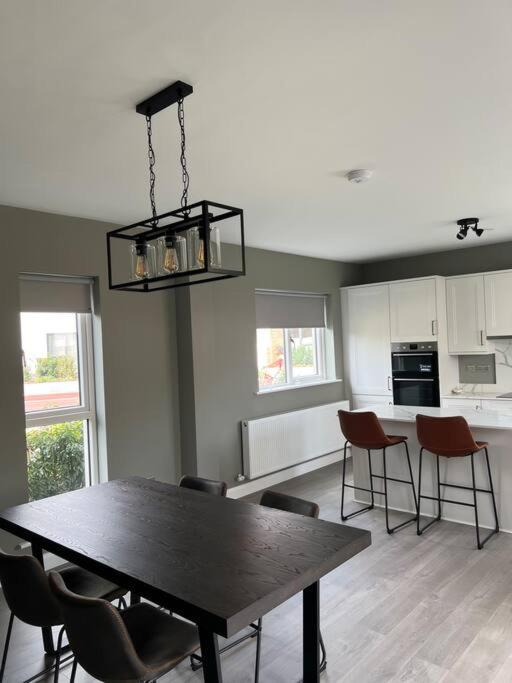 Kuchyň nebo kuchyňský kout v ubytování 3 bed rooms Vip family house