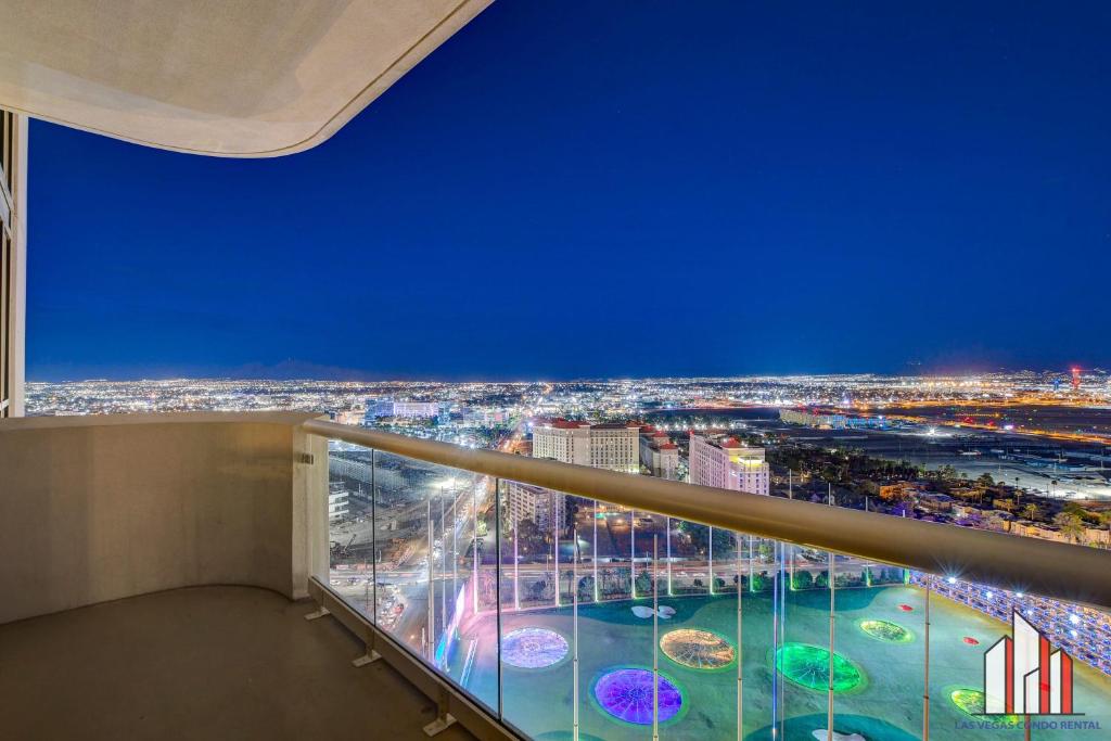 einen Blick auf die Stadt in der Nacht vom Balkon aus in der Unterkunft MGM Signature-28-820 1Br 2Ba F1 Pits View Balcony in Las Vegas