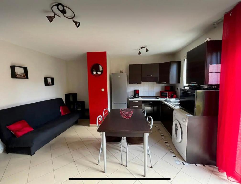 - une cuisine avec un canapé et une table dans une chambre dans l'établissement Les terrasses de Lozari, à Belgodère