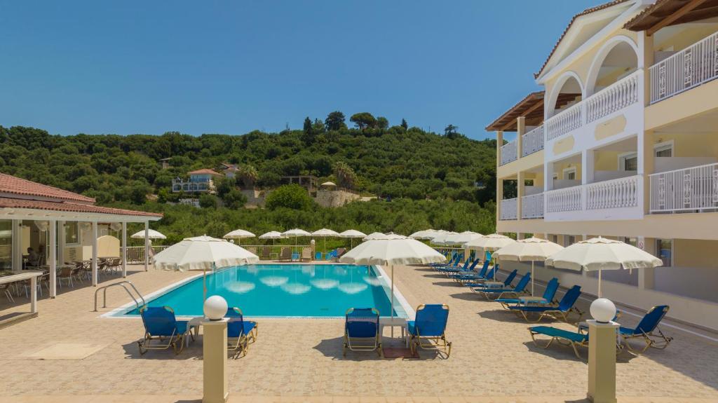 Bazén v ubytování Manousis ApartHotel nebo v jeho okolí