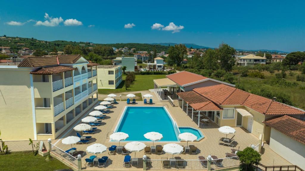 - une vue aérienne sur un complexe avec une piscine et des parasols dans l'établissement Manousis ApartHotel, à Tsilivi