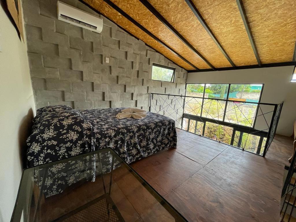 - une chambre avec un lit dans l'établissement Via paraiso, à Emiliano Zapata