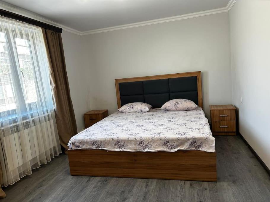 葉瑞文的住宿－1Cosy apartment near airport EVN，一间卧室设有一张大床和一个窗户。