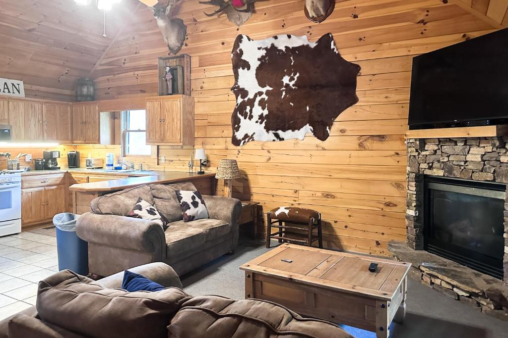 een woonkamer met 2 banken en een open haard bij Moose Tracks Lodge in Pigeon Forge
