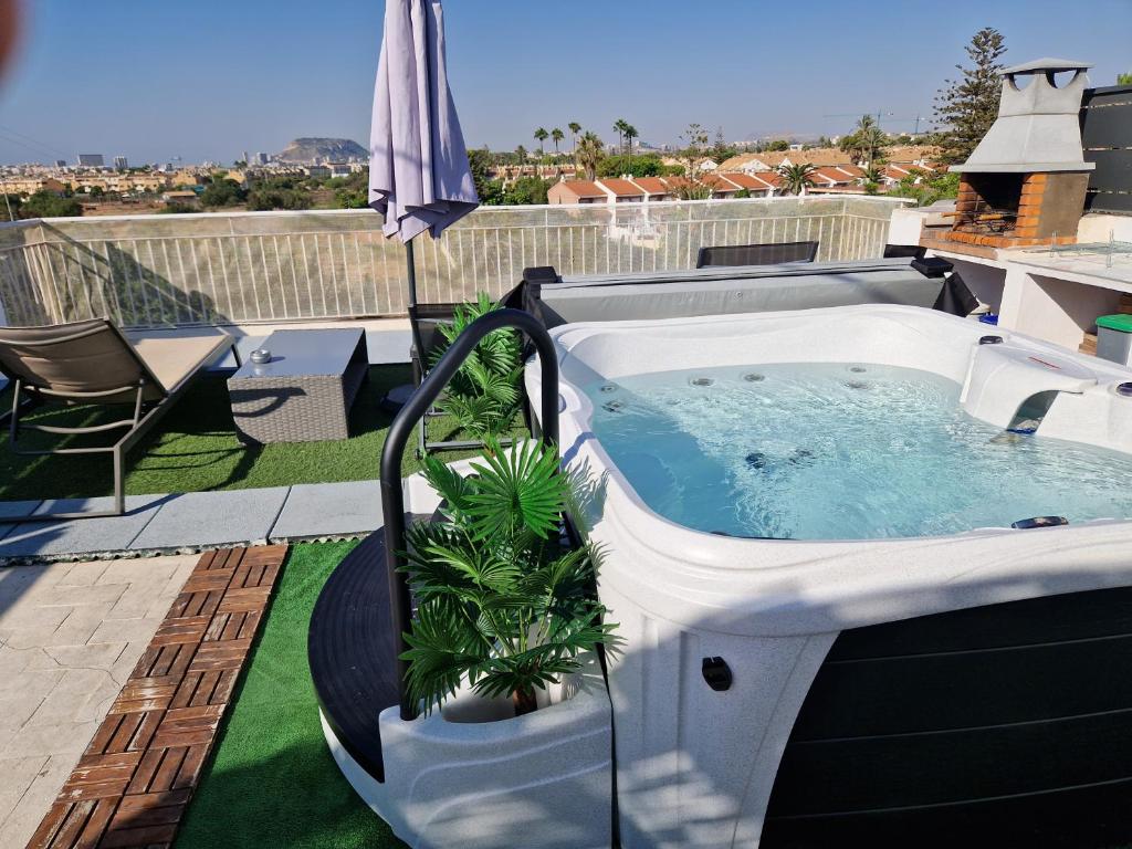 Bazén v ubytování Lovely Beach House with Terrace San Juan Alicante nebo v jeho okolí
