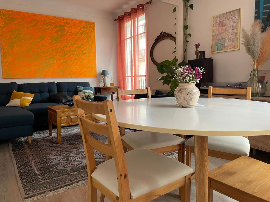 un salon avec une table et un canapé dans l'établissement Appartment charming Tour Eiffel, à Paris