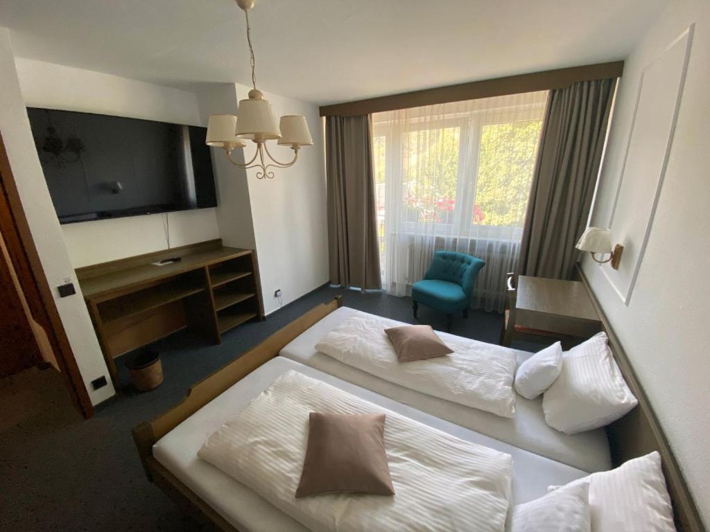 Habitación de hotel con 2 camas y TV en Altes Tor en Filsen