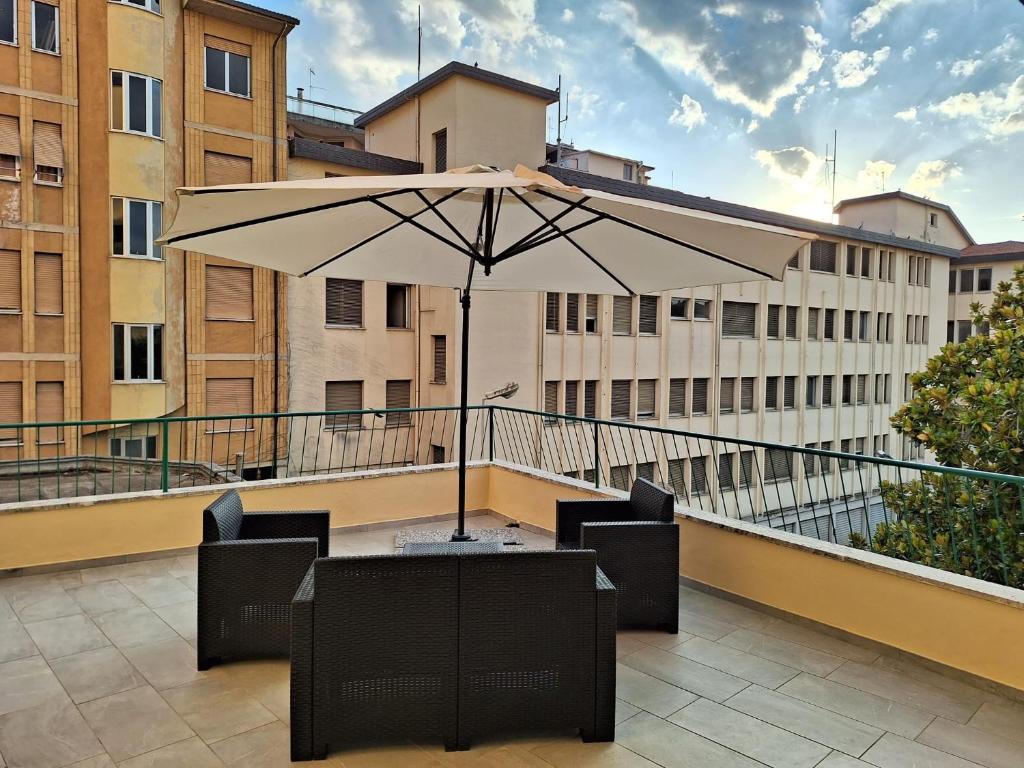een patio met een parasol en stoelen op een balkon bij Casa Vanessa in Arezzo