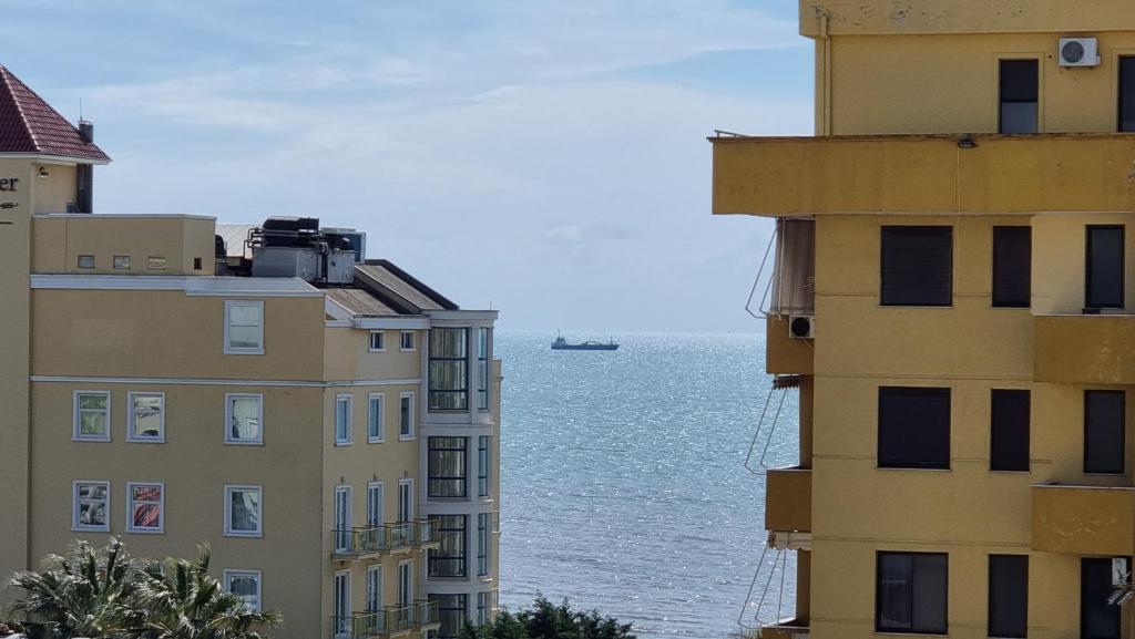 einen Meerblick von zwei Gebäuden in der Unterkunft Ledi Home in Durrës