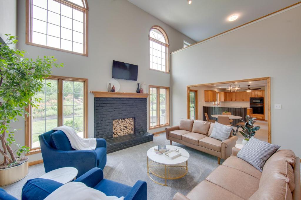 Posezení v ubytování Game Room and Covered Patio Hummelstown Hideaway