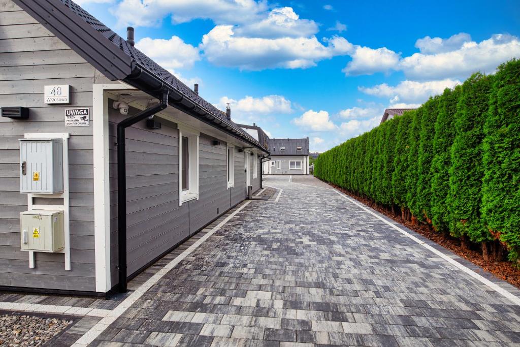 a cobblestone driveway in front of a house at Noclegi Wrzosowa Grabianów in Grabianów